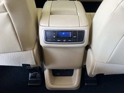 Used 2019 Toyota Highlander XLE image 17