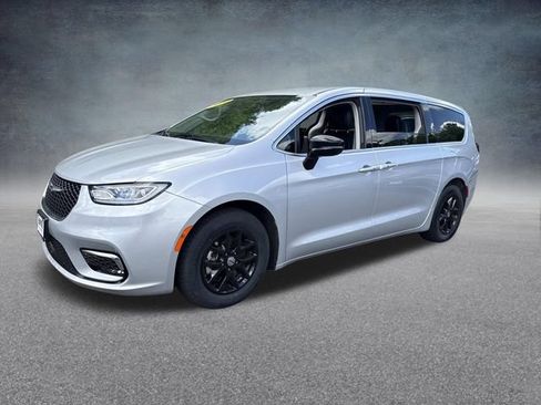 Used 2024 Chrysler Pacifica Touring-L FWD image 4