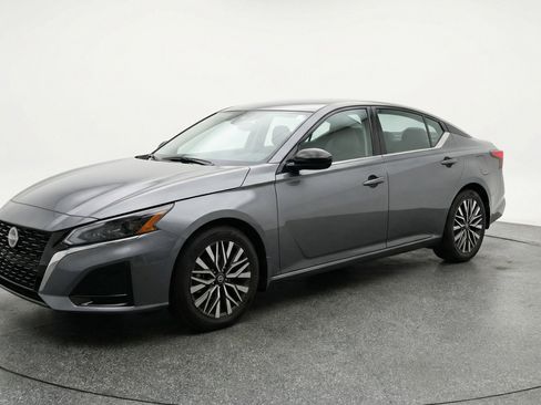 Used 2025 Nissan Altima 2.5 SV image 3