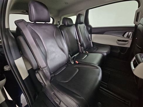 Used 2023 Kia Carnival LX image 20