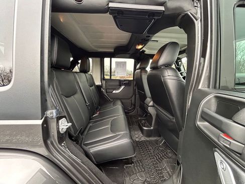 Used 2017 Jeep Wrangler Unlimited Sahara w/ Connectivity Group image 19