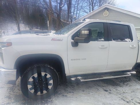 Used 2020 Chevrolet Silverado 2500 LT w/ Convenience Package image 2