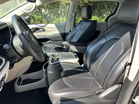 Used 2023 Chrysler Pacifica Touring-L FWD image 15
