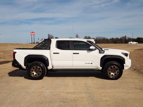 Used 2025 Toyota Tacoma Trailhunter image 7