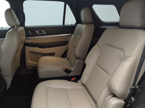 Used 2019 Ford Explorer XLT w/ Equipment Group 202A AWD/4WD image 18