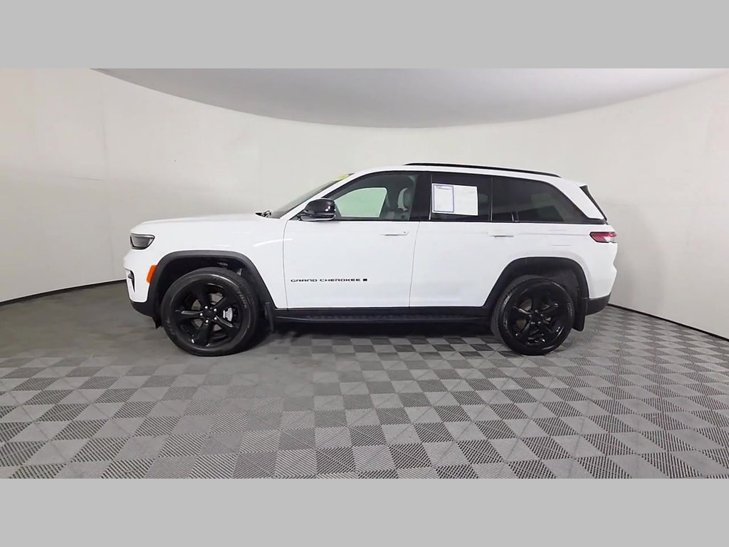 Used 2025 Jeep Grand Cherokee Altitude AWD/4WD image 48