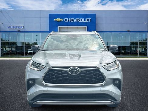 Used 2024 Toyota Highlander Platinum FWD image 2