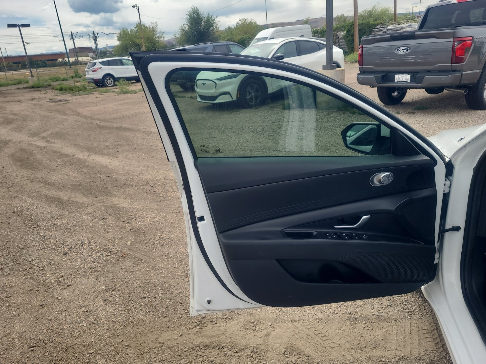 Used 2022 Hyundai Elantra SE FWD image 13