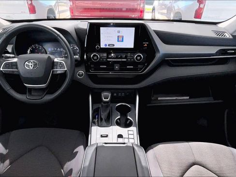 Used 2025 Toyota Highlander LE image 14