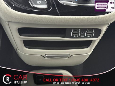 Used 2023 Chrysler Pacifica Touring-L image 27