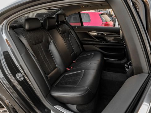 Used 2021 BMW 750i xDrive image 40