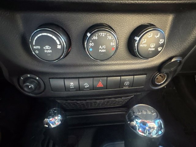 Used 2016 Jeep Wrangler Unlimited Sahara w/ Connectivity Group AWD/4WD image 31