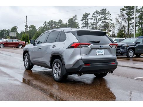 Used 2022 Toyota RAV4 LE image 7