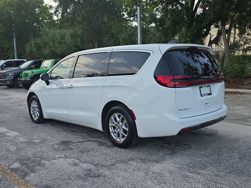 Used 2023 Chrysler Pacifica Touring-L FWD image 6