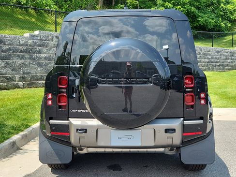 New 2025 Land Rover Defender 90 X-Dynamic SE image 7