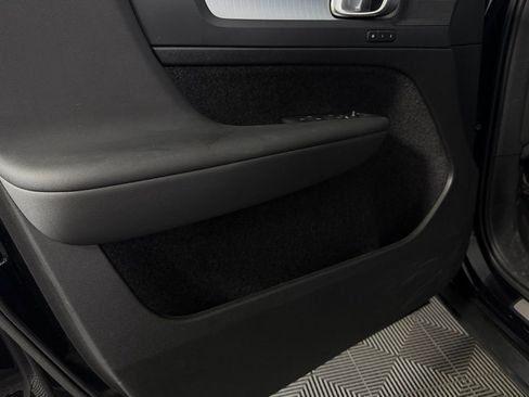 Used 2025 Volvo XC40 B5 Core image 25