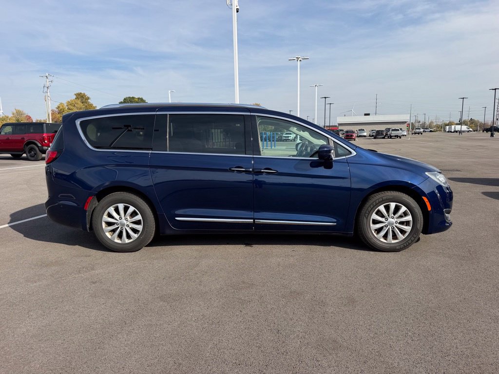 Used 2018 Chrysler Pacifica Touring-L Plus w/ Advanced Safetytec Group FWD image 5