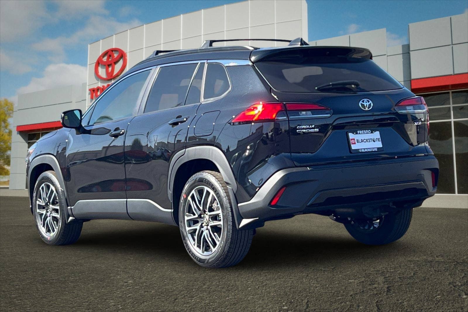 Used 2026 Toyota Corolla Cross XLE w/ Convenience Package FWD image 5