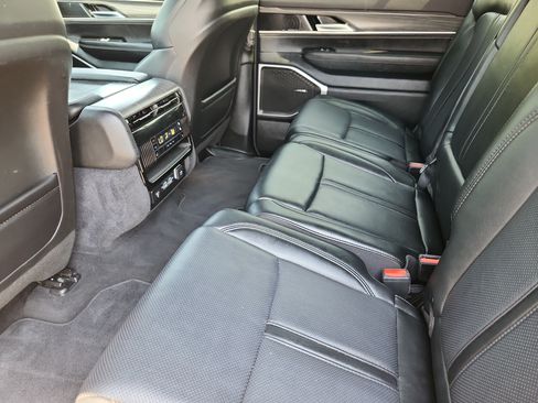 Used 2024 Jeep Wagoneer L Series II w/ Flexible Seating Group AWD/4WD image 14