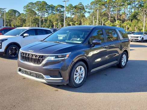 Used 2022 Kia Carnival LX image 3