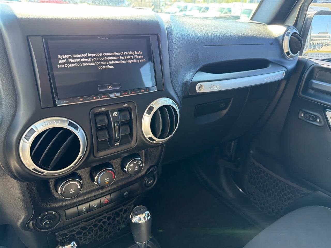 Used 2017 Jeep Wrangler Unlimited Sahara w/ Connectivity Group AWD/4WD image 18