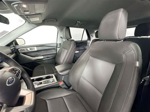 Used 2023 Ford Explorer XLT AWD/4WD image 3
