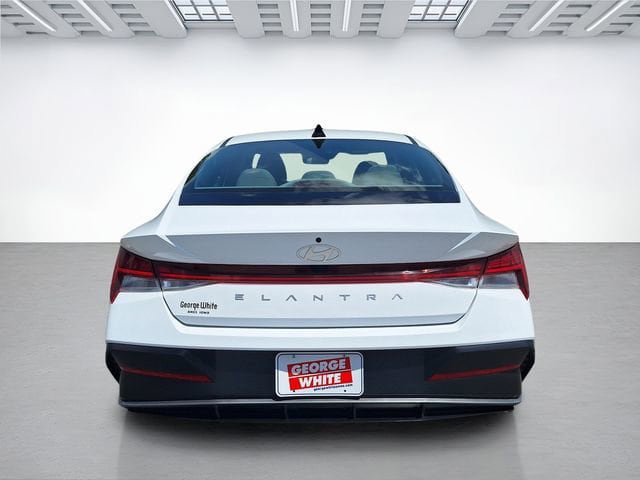 Used 2025 Hyundai Elantra SEL FWD image 5