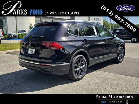 Used 2023 Volkswagen Tiguan SE w/ Panoramic Sunroof Package image 4