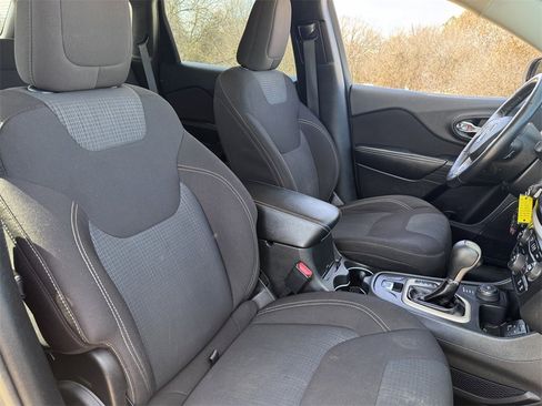 Used 2016 Jeep Cherokee Latitude w/ Cold Weather Group image 26