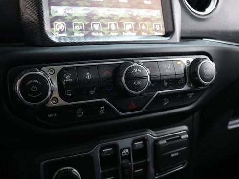 Used 2019 Jeep Wrangler Unlimited Sahara AWD/4WD image 28
