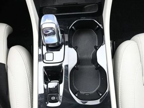 Used 2025 Volvo XC40 B5 Plus AWD/4WD image 11