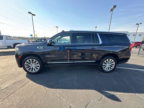 Used 2023 GMC Yukon XL Denali image 9