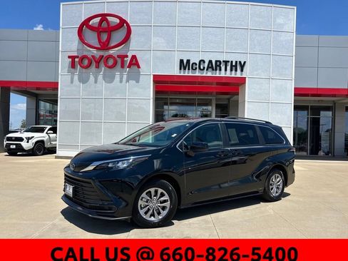 Used 2025 Toyota Sienna LE AWD/4WD image 1