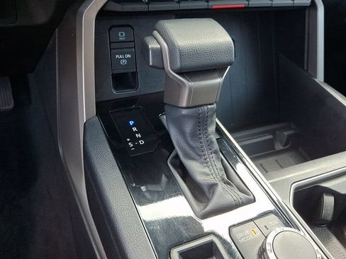 Used 2022 Toyota Tundra SR5 w/ SR5 Convenience Package AWD/4WD image 14