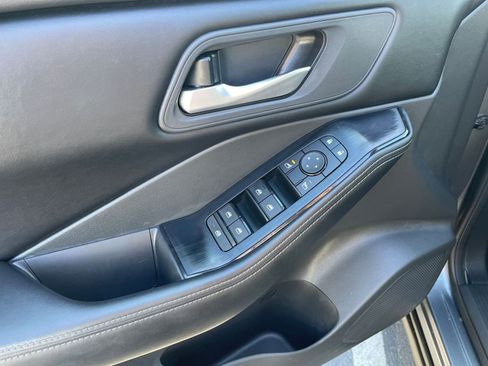 Used 2025 Nissan Rogue SV image 18