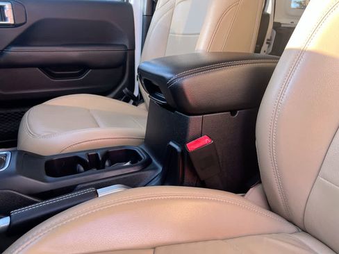 Used 2018 Jeep Wrangler Unlimited Sahara image 21