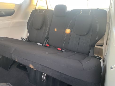 Used 2022 Chrysler Voyager LX image 14