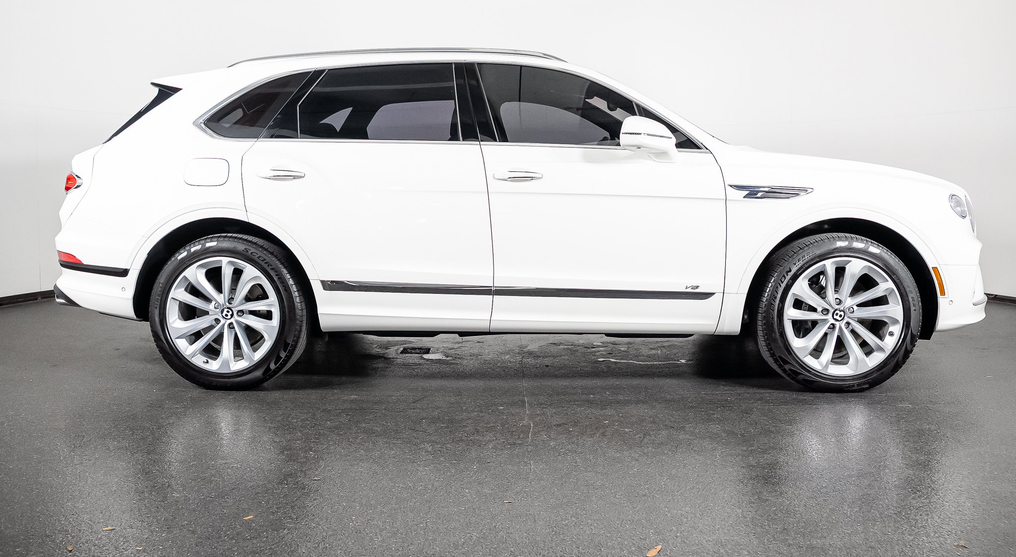 Used 2022 Bentley Bentayga AWD/4WD image 29
