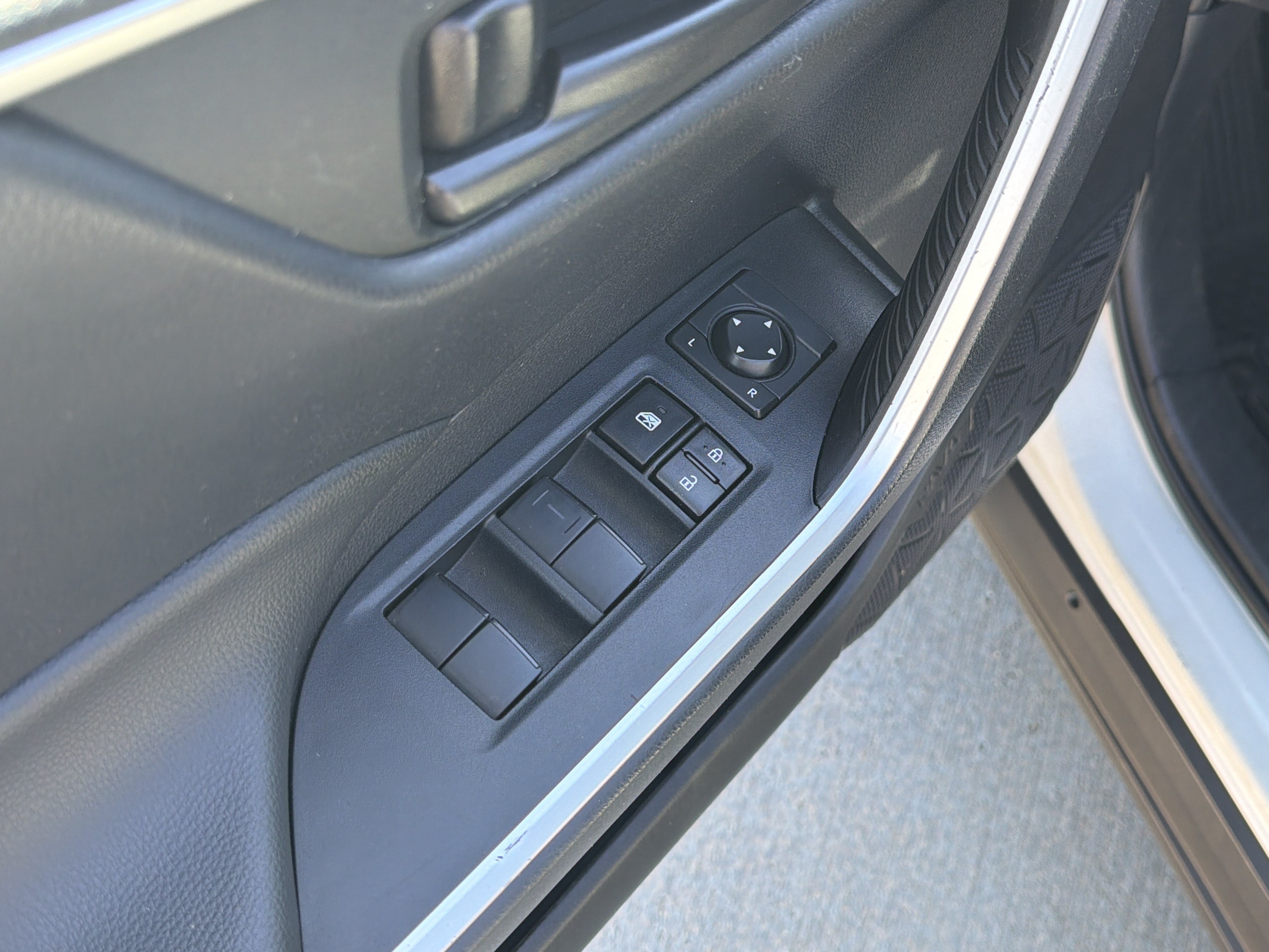 Used 2024 Toyota RAV4 LE AWD/4WD image 15