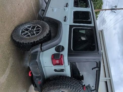 Used 2024 Jeep Wrangler Unlimited Rubicon w/ Convenience Group AWD/4WD image 4
