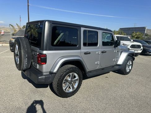 Used 2018 Jeep Wrangler Unlimited Sahara AWD/4WD image 11