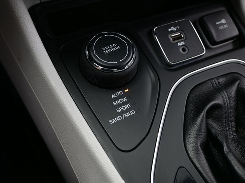 Used 2021 Jeep Cherokee Latitude Lux w/ Comfort/Convenience Group AWD/4WD image 19