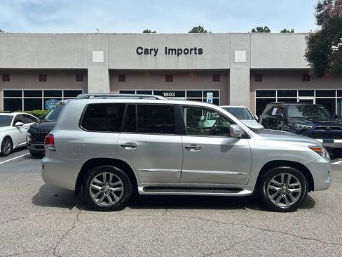 Used 2013 Lexus LX 570 4WD w/ Luxury Pkg image 4