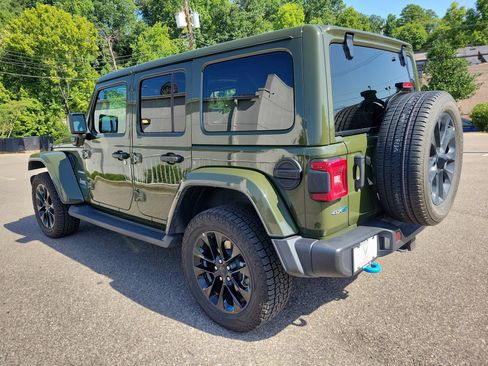 Used 2022 Jeep Wrangler Unlimited Sahara w/ Cold Weather Group AWD/4WD image 7
