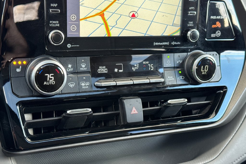 Used 2021 Toyota Highlander XLE AWD/4WD image 25