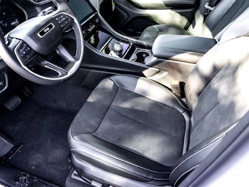 New 2025 Jeep Grand Cherokee L Altitude image 10