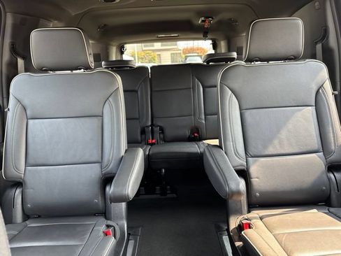 Used 2025 Chevrolet Suburban Premier AWD/4WD image 30