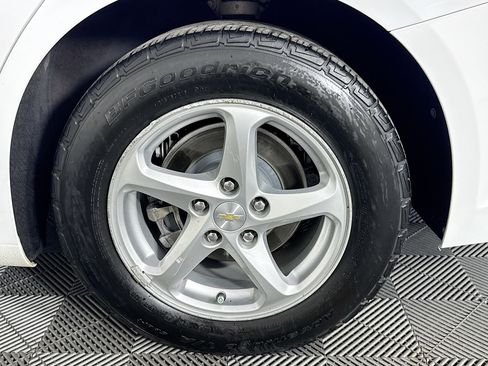 Used 2021 Chevrolet Malibu LT image 36