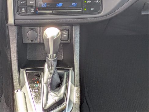 Used 2018 Toyota Corolla LE FWD image 19