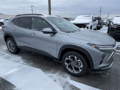 New 2026 Chevrolet Trax LT w/ Sunroof Package image 3